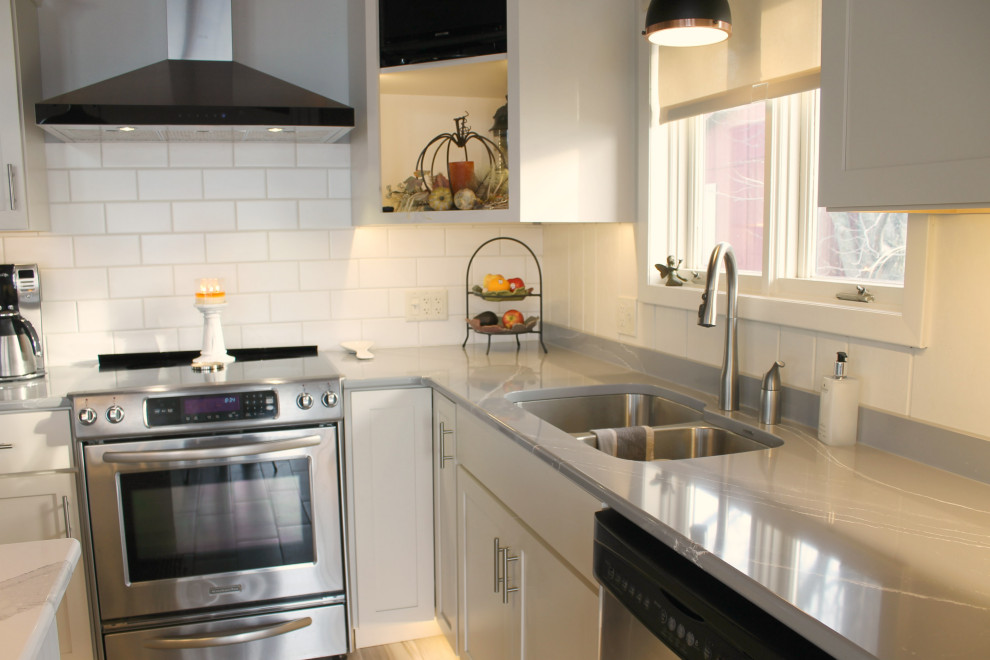 Transitional kitchen photo in Minneapolis
