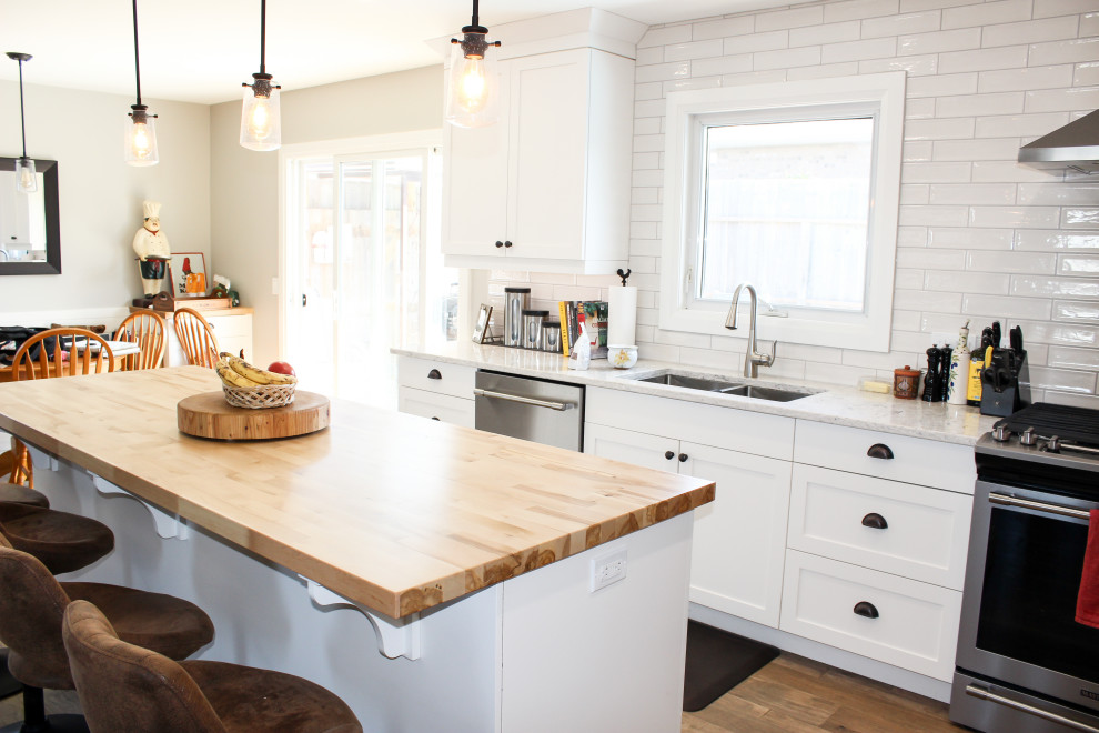 Example of a transitional kitchen design in Toronto