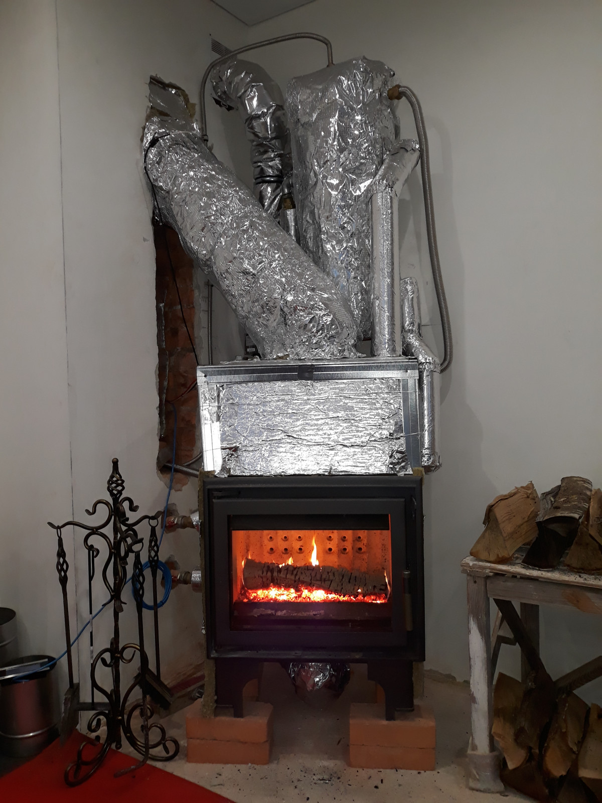 Камин Kratki в гостинной дома без отделки.