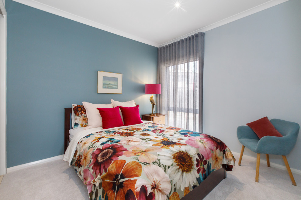 Стильный дизайн: гостевая спальня среднего размера, (комната для гостей) в современном стиле с синими стенами, ковровым покрытием и серым полом - последний тренд