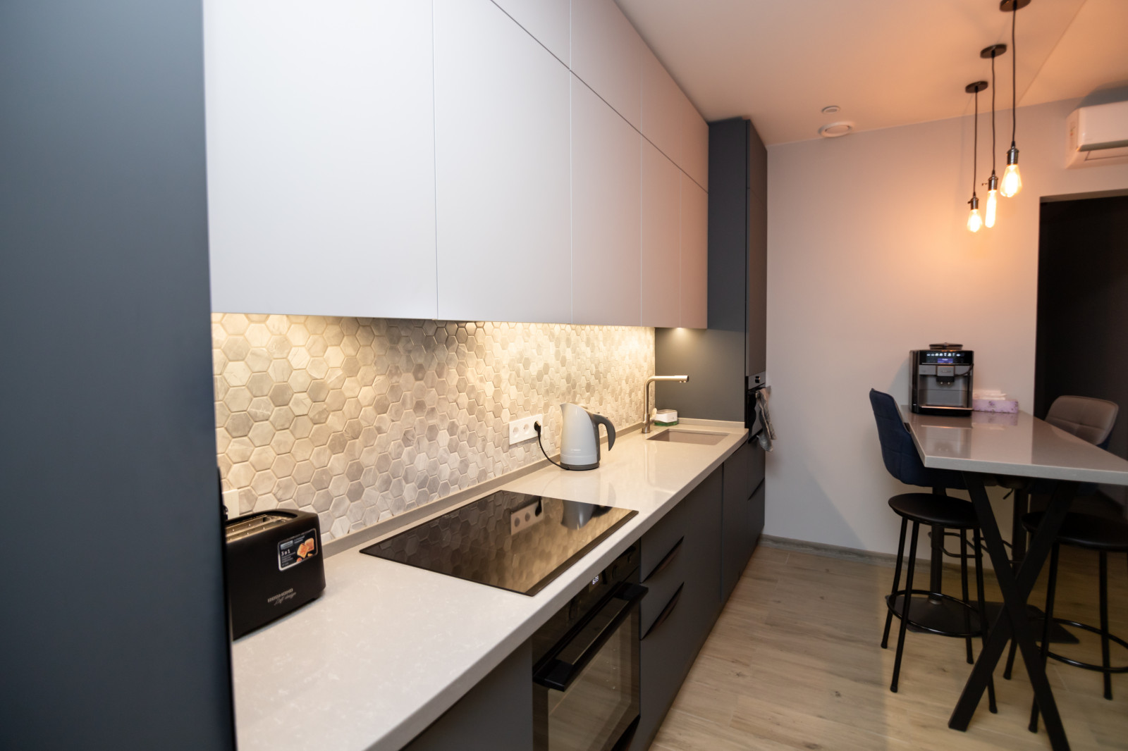 Двухцветная матовая кухня