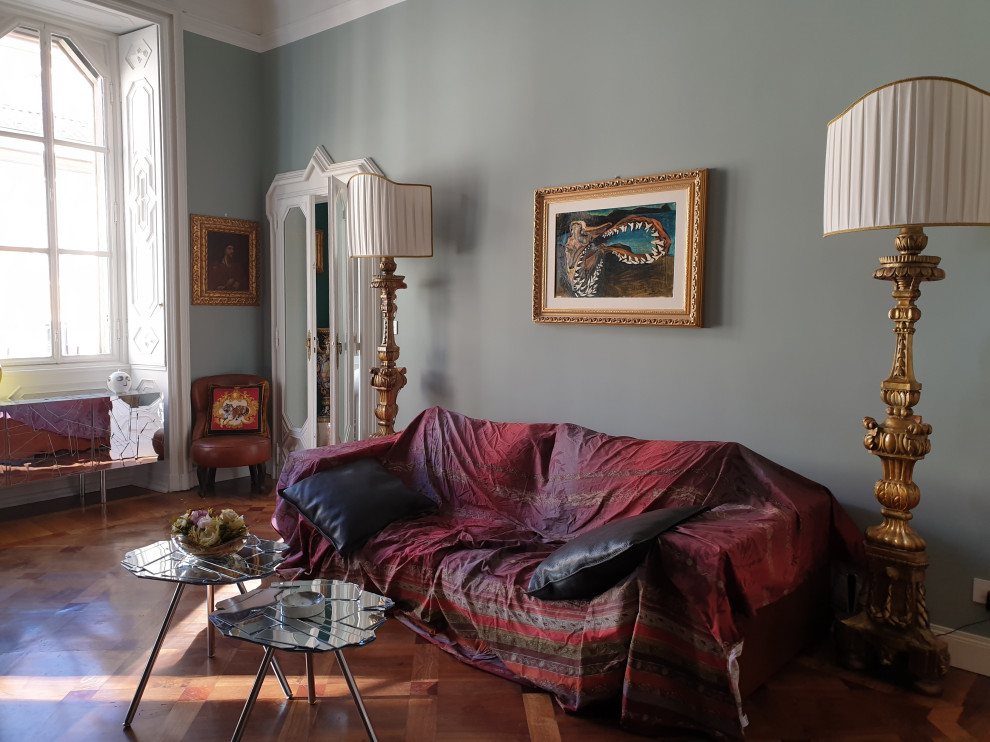 Mittelgroßes, Abgetrenntes Eklektisches Wohnzimmer mit grüner Wandfarbe in Mailand