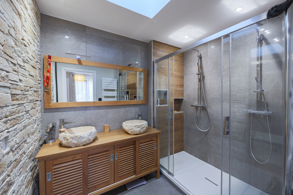 Foto di una grande stanza da bagno padronale contemporanea con doccia doppia, piastrelle grigie, lavabo rettangolare, porta doccia scorrevole e due lavabi