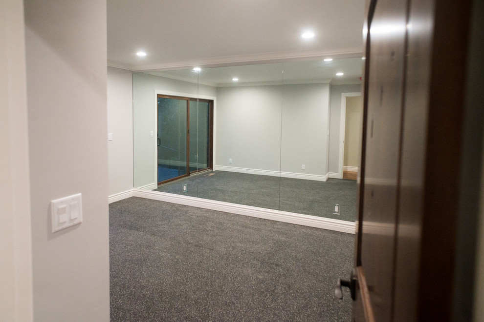 Photo of a small transitional multipurpose gym in San Francisco with grey walls, carpet and grey floor.
