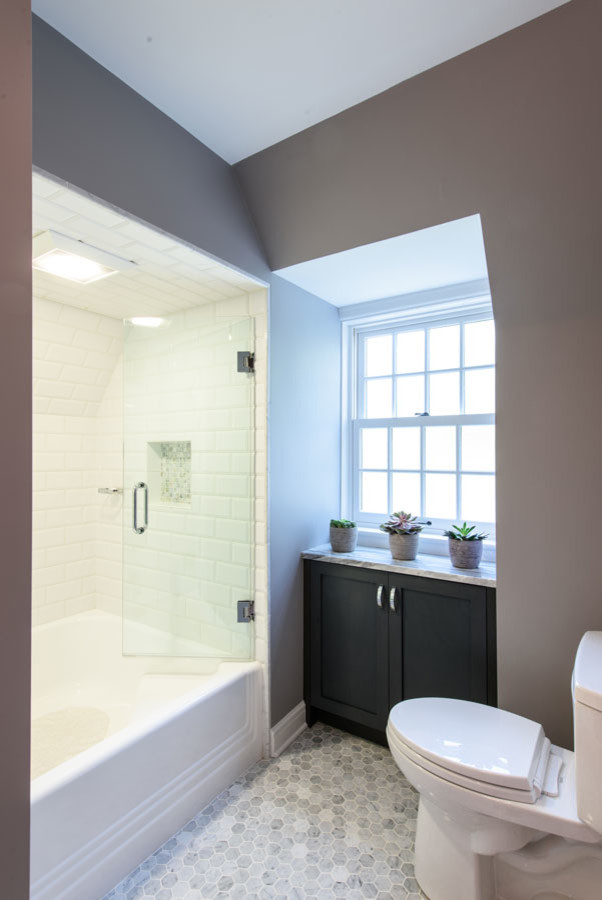 Example of a transitional bathroom design in Chicago
