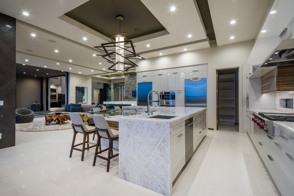 Foto de cocina lineal, contemporánea, extra grande, con salpicadero multicolor, electrodomésticos de acero inoxidable y dos o más islas