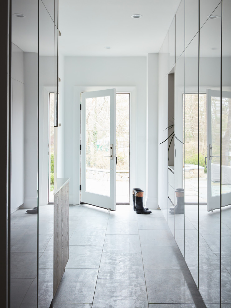Источник вдохновения для домашнего уюта: коридор в стиле модернизм с полом из керамогранита и серым полом