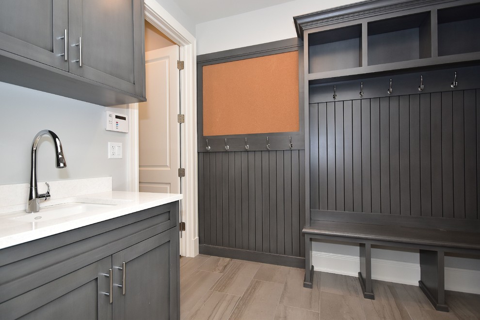 Example of a transitional home design design in Chicago