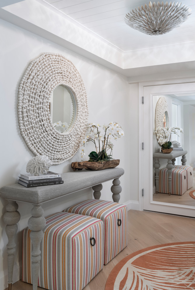 Maritimes Foyer mit weißer Wandfarbe, hellem Holzboden, weißer Haustür, braunem Boden und Holzdielendecke in Sonstige