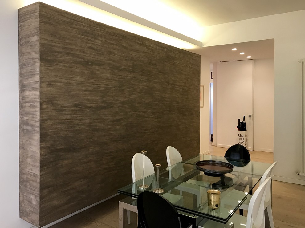 Immagine di un grande soggiorno design aperto con pareti bianche, parquet chiaro, cornice del camino in intonaco e TV a parete