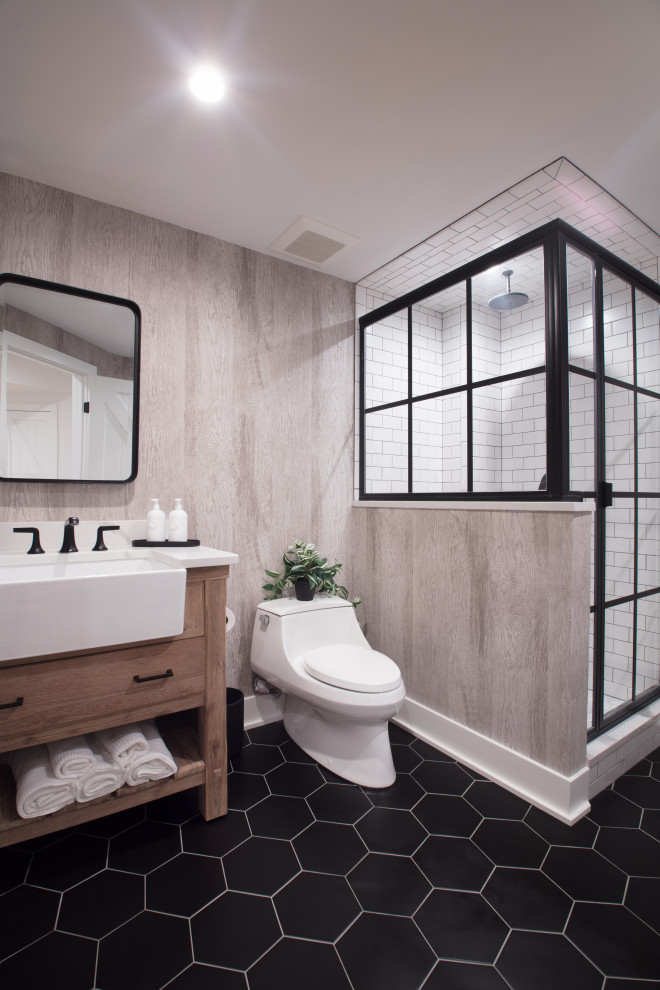 Idee per una stanza da bagno con doccia industriale con ante marroni, un lavabo, mobile bagno freestanding e carta da parati