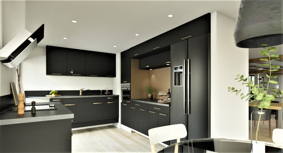 Große Klassische Küche in U-Form mit schwarzen Schränken, Marmor-Arbeitsplatte, Küchenrückwand in Metallic, hellem Holzboden und schwarzer Arbeitsplatte in Toulouse