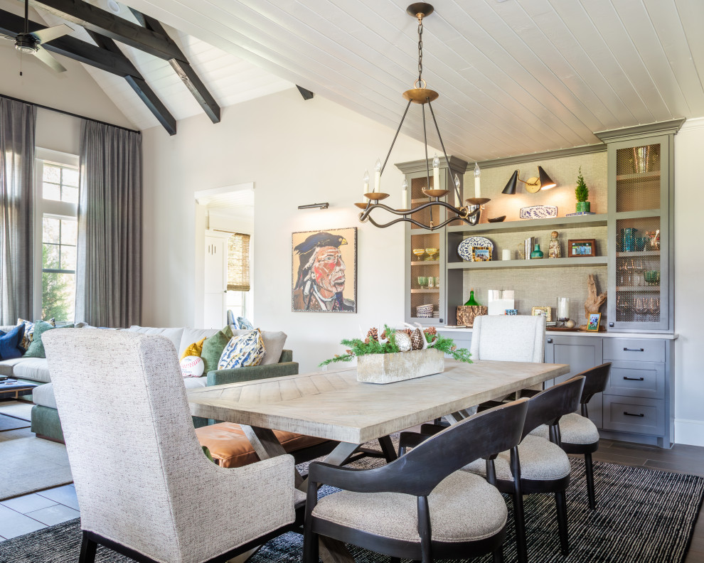 Immagine di una sala da pranzo aperta verso la cucina tradizionale con pavimento marrone, soffitto in perlinato, pareti in perlinato, pareti beige e pavimento in gres porcellanato