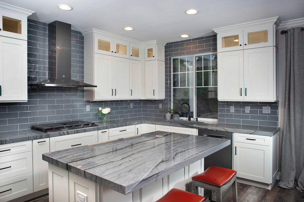 Inspiration for a mid-sized transitional l-shaped separate kitchen in San Diego with an undermount sink, shaker cabinets, white cabinets, granite benchtops, grey splashback, subway tile splashback, stainless steel appliances, medium hardwood floors, with island, brown floor and grey benchtop.