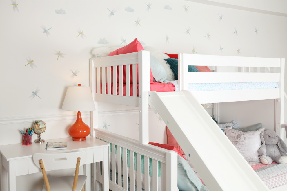 Cette photo montre une chambre d'enfant romantique de taille moyenne avec un mur gris, parquet clair, un sol blanc et du papier peint.