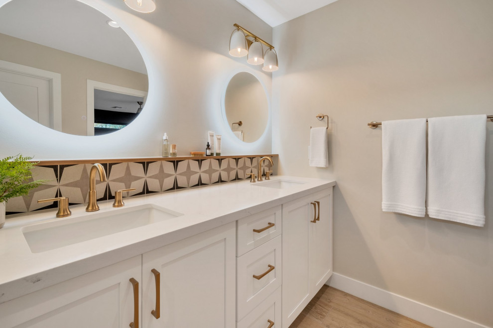 Inredning av ett stort vit vitt en-suite badrum, med skåp i shakerstil, vita skåp, en öppen dusch, vit kakel, porslinskakel, beige väggar, klinkergolv i porslin, ett undermonterad handfat, bänkskiva i kvarts, beiget golv och med dusch som är öppen