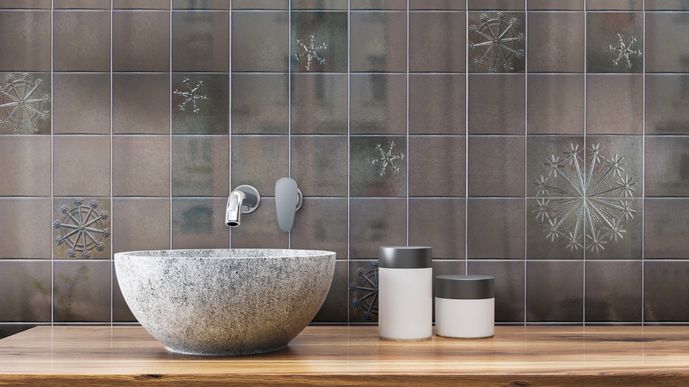 Idées déco pour une salle de bain éclectique avec un carrelage gris, des carreaux de céramique et un mur gris.