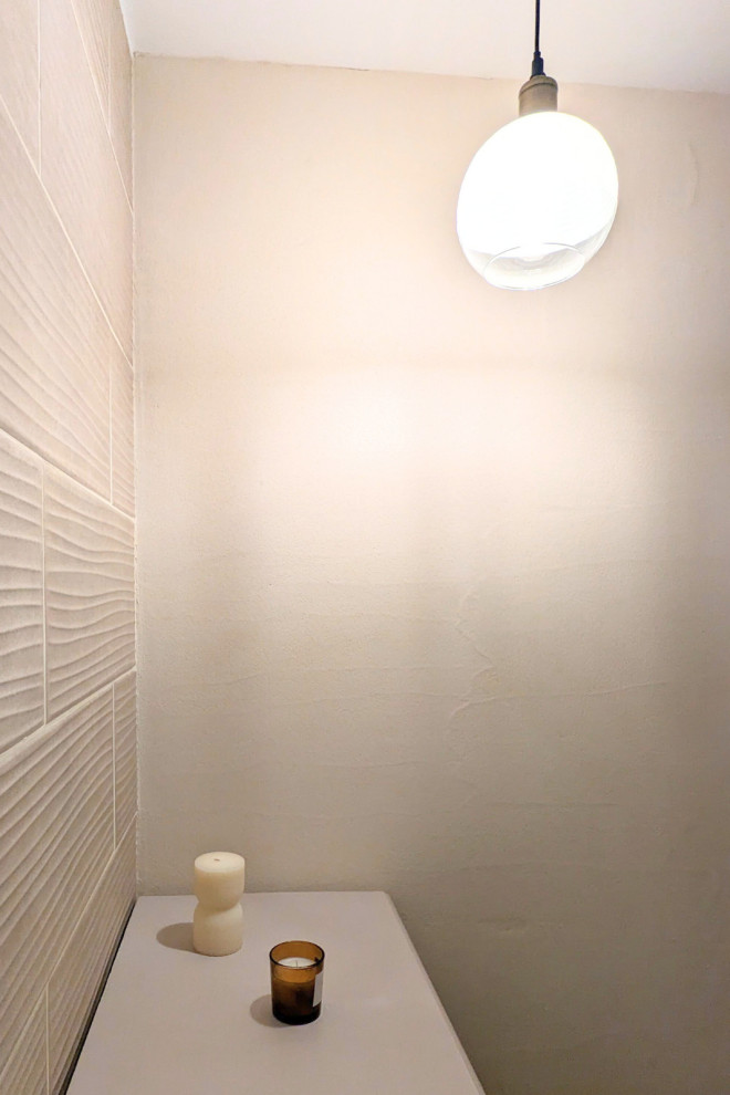 Cette photo montre une grande douche en alcôve beige et blanche montagne en bois brun avec un placard à porte affleurante, une baignoire posée, WC à poser, un carrelage beige, des carreaux de céramique, un mur beige, un lavabo encastré, un plan de toilette en surface solide, un sol beige, une cabine de douche à porte battante, un plan de toilette blanc, meuble double vasque et meuble-lavabo suspendu.