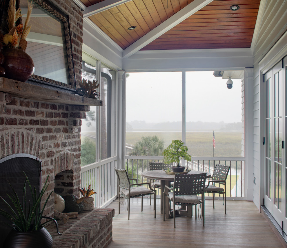 Exemple d'un grand porche d'entrée de maison bord de mer avec une moustiquaire et des pavés en brique.
