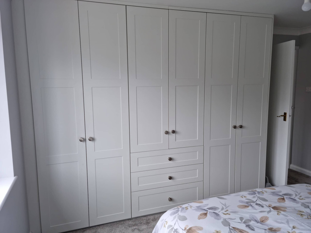 Foto di una camera da letto chic di medie dimensioni con pareti bianche, moquette e pavimento grigio