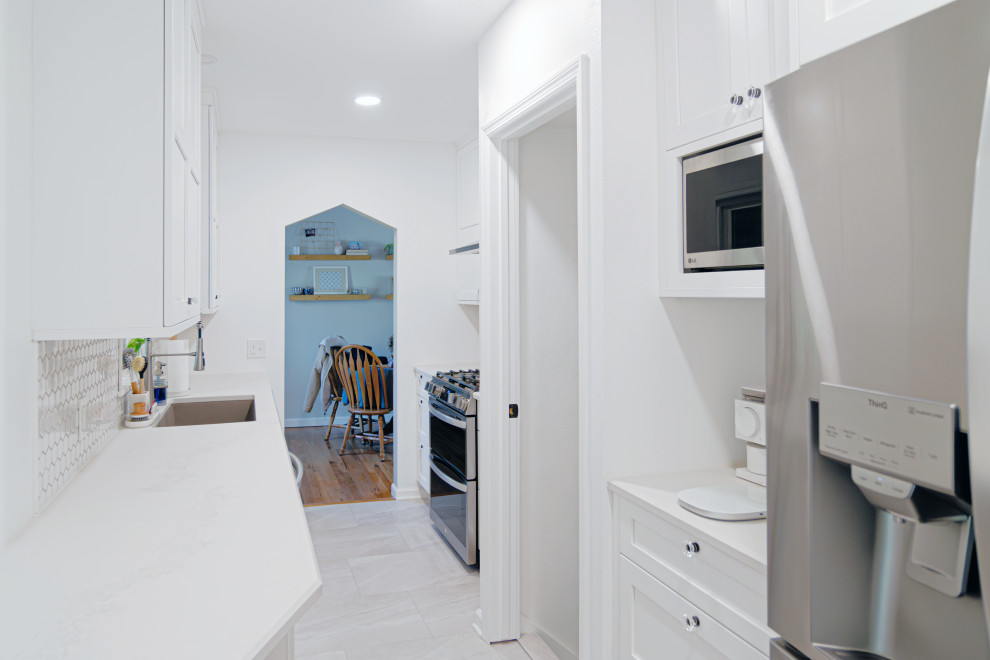 Kitchen - transitional kitchen idea