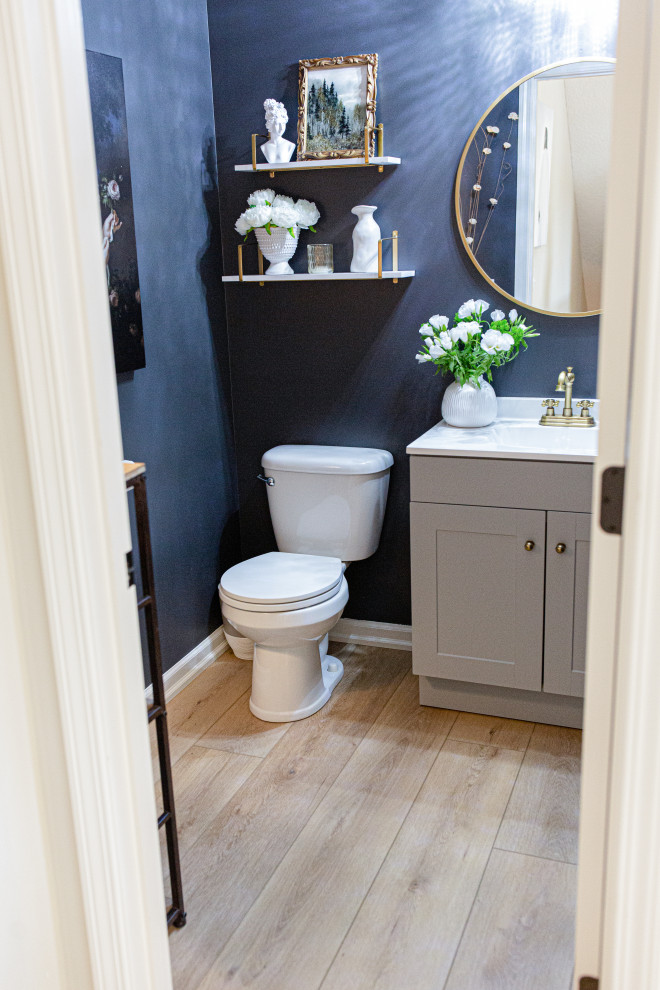 Idéer för ett mycket stort medelhavsstil vit badrum med dusch, med luckor med profilerade fronter, vita skåp, en toalettstol med hel cisternkåpa, blå väggar, vinylgolv, ett nedsänkt handfat, marmorbänkskiva och beiget golv