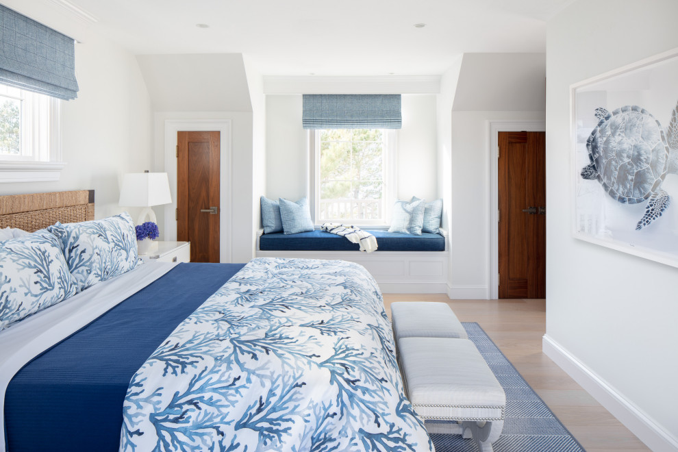 На фото: гостевая спальня среднего размера, (комната для гостей) в современном стиле с белыми стенами, светлым паркетным полом и бежевым полом с