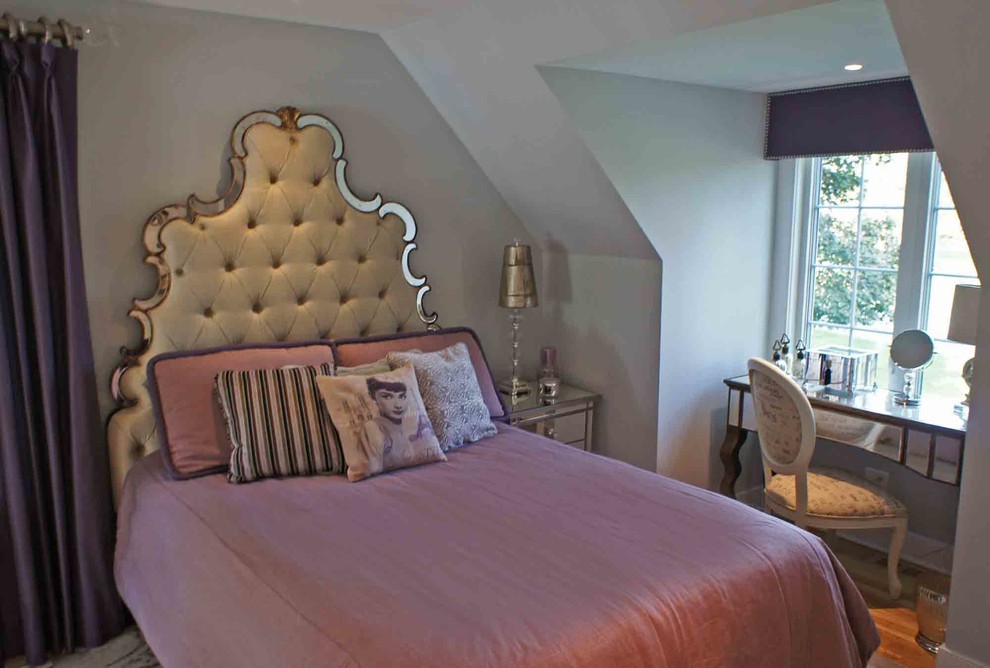 This is an example of a traditional bedroom in Ottawa.