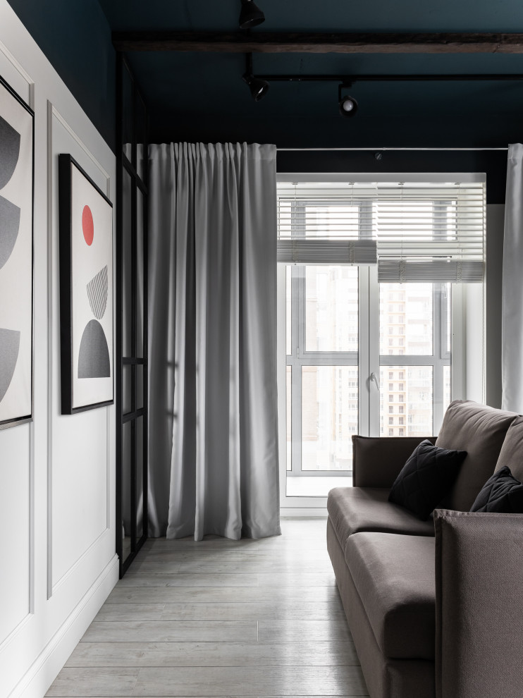 Mittelgroßes Skandinavisches Wohnzimmer in grau-weiß mit grauer Wandfarbe, Vinylboden und grauem Boden in Jekaterinburg