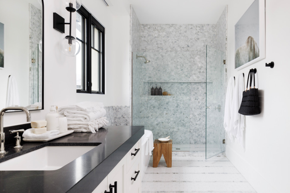 Idéer för stora vintage vitt badrum med dusch, med öppna hyllor, bruna skåp, en toalettstol med hel cisternkåpa, vit kakel, vita väggar, cementgolv, ett undermonterad handfat, marmorbänkskiva och svart golv