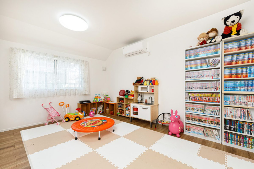 他の地域にある高級な中くらいなインダストリアルスタイルのおしゃれな子供部屋 (白い壁、無垢フローリング、児童向け、茶色い床、クロスの天井、壁紙) の写真