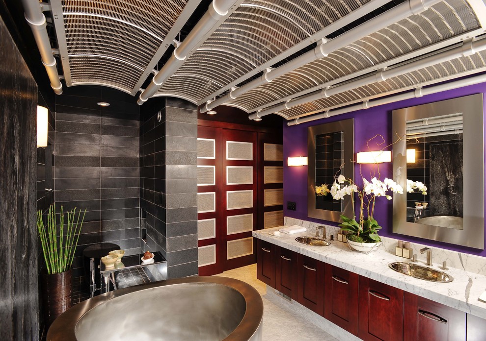 Cette photo montre une salle de bain asiatique en bois foncé avec un lavabo posé, un placard à porte shaker, une baignoire indépendante, une douche ouverte, un carrelage gris et un mur violet.
