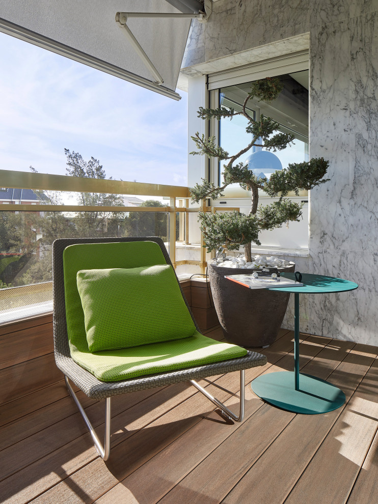 This is an example of a contemporary balcony in Barcelona.