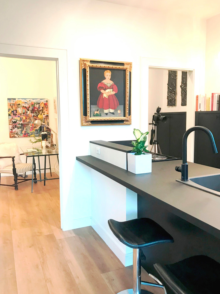 Imagen de despacho minimalista pequeño con paredes blancas, suelo vinílico, escritorio independiente y suelo amarillo