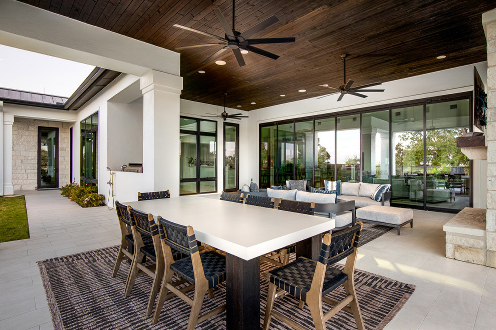 Transitional home design photo in Austin