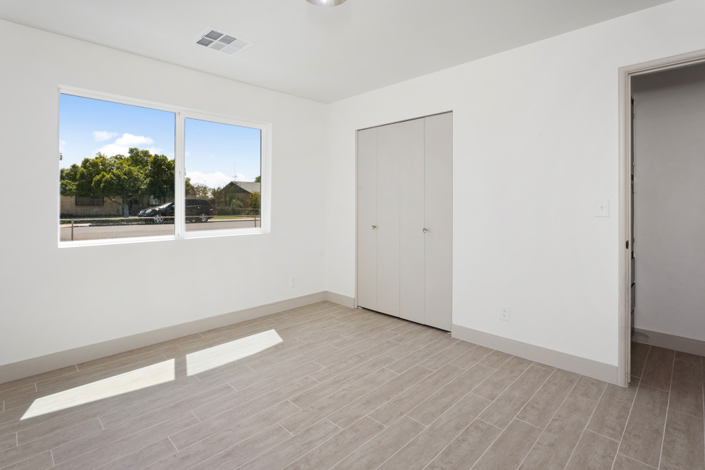 Example of a transitional home design design in Phoenix
