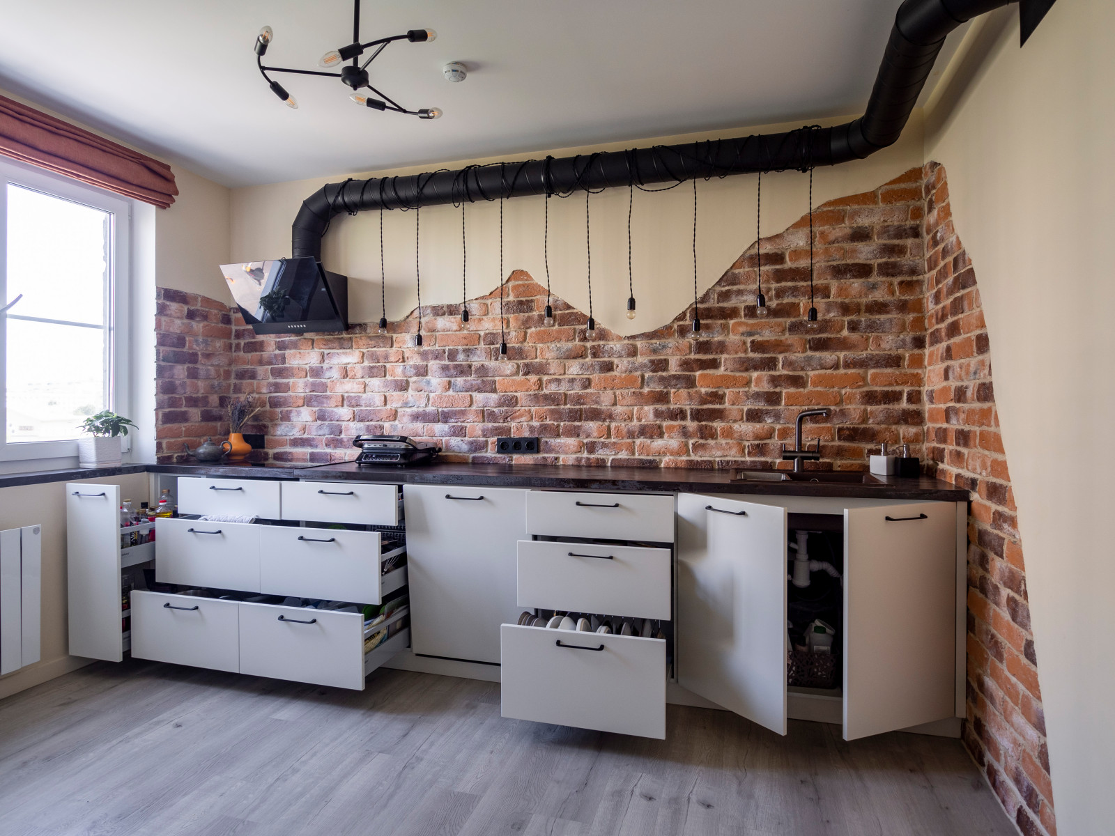 Кухня в стиле неоклассика без верхних модулей