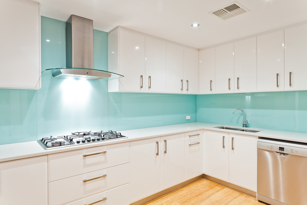 This is an example of a contemporary kitchen in Perth.