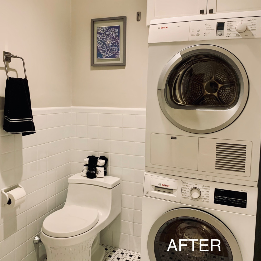 Kleine Klassische Gästetoilette mit Toilette mit Aufsatzspülkasten, weißen Fliesen, beiger Wandfarbe, Keramikboden und Sockelwaschbecken in Boston