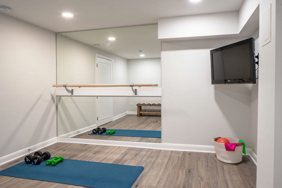 Modelo de gimnasio tradicional renovado grande con paredes blancas, suelo vinílico y suelo gris