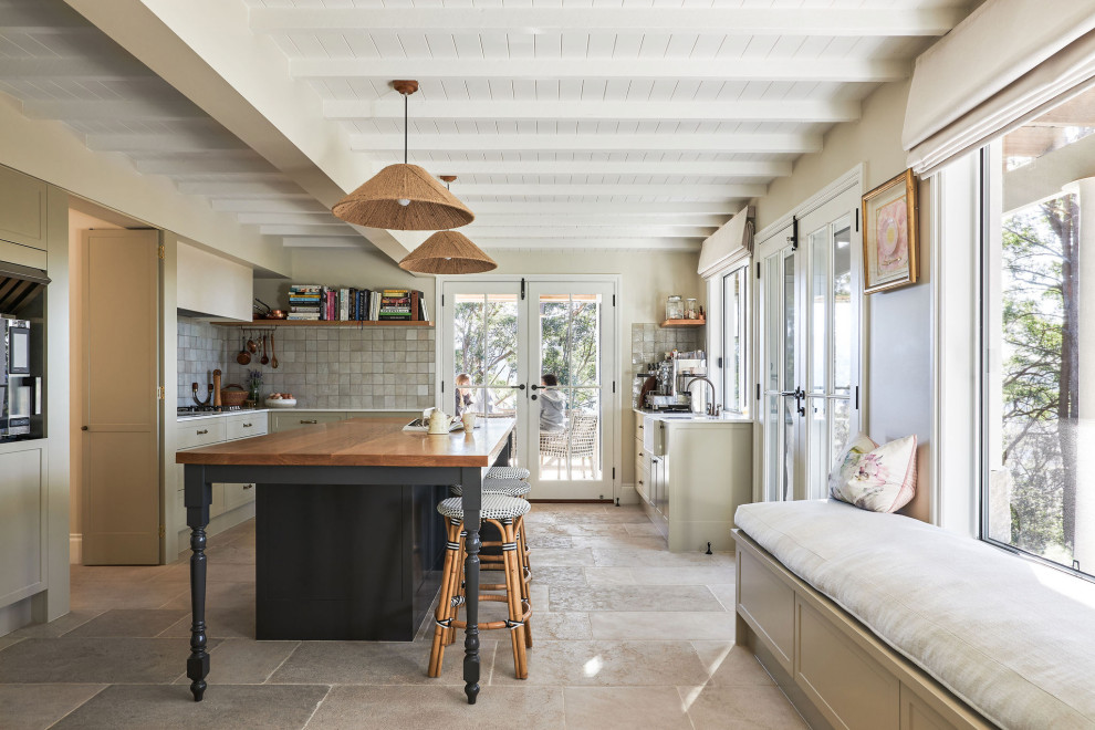 Inspiration for a country kitchen in Gold Coast - Tweed.
