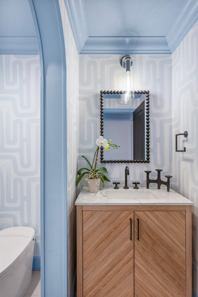 Inspiration pour un petit WC et toilettes design en bois brun avec un bidet, un mur bleu, un sol en carrelage de porcelaine, un lavabo posé, un plan de toilette en marbre, un sol gris, un plan de toilette blanc, meuble-lavabo sur pied et du papier peint.