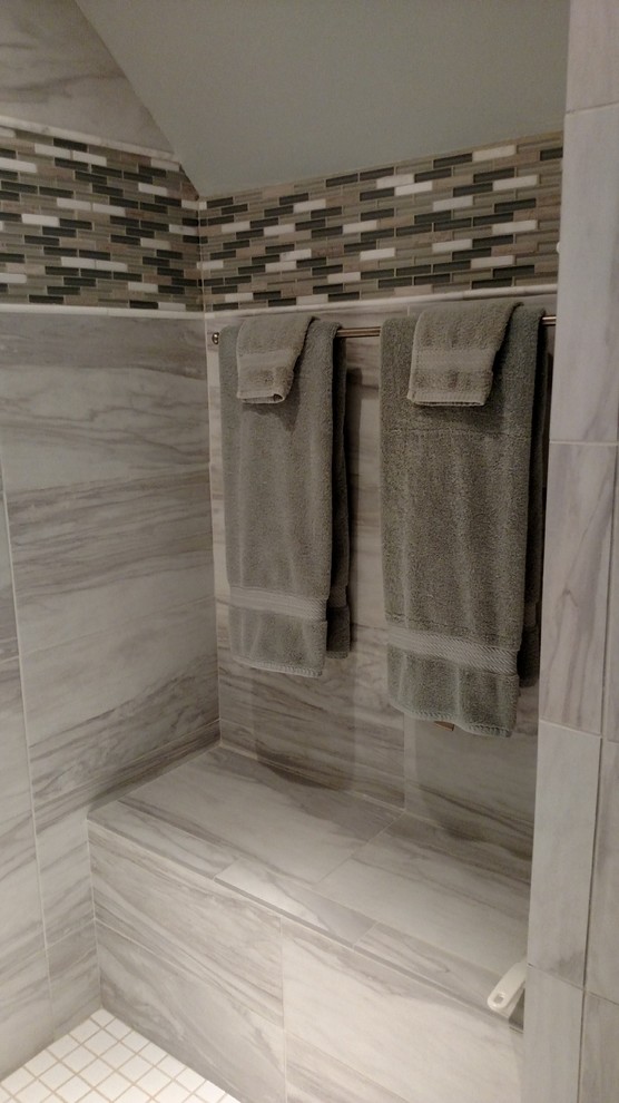 Example of a transitional home design design in Milwaukee