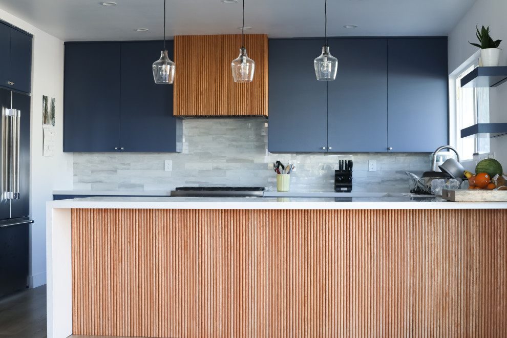 Exempel på ett stort retro grå grått kök, med en undermonterad diskho, släta luckor, blå skåp, bänkskiva i kvarts, grått stänkskydd, stänkskydd i stenkakel, rostfria vitvaror, ljust trägolv, en halv köksö och beiget golv