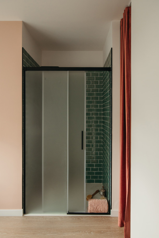 Kleines Modernes Badezimmer mit gelben Schränken, Wandtoilette, weißen Fliesen, Metrofliesen, braunem Holzboden, Aufsatzwaschbecken, Schiebetür-Duschabtrennung und Einzelwaschbecken in Sonstige