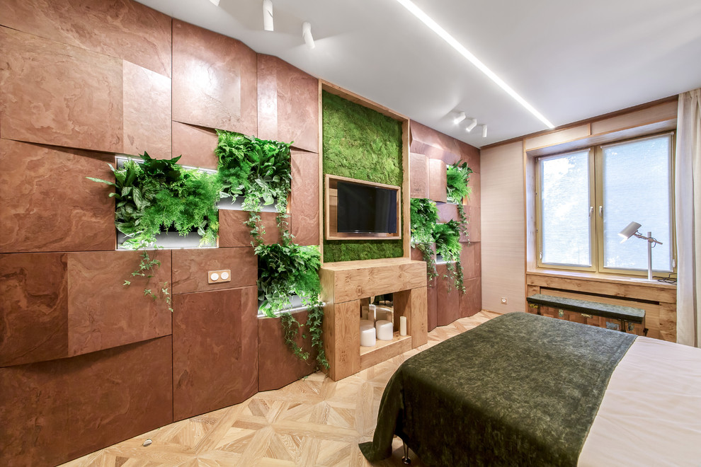 Свежая идея для дизайна: хозяйская спальня в современном стиле с коричневыми стенами, светлым паркетным полом и бежевым полом - отличное фото интерьера