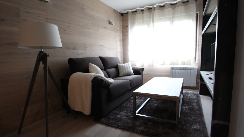 Ejemplo de salón abierto nórdico pequeño con suelo de madera clara