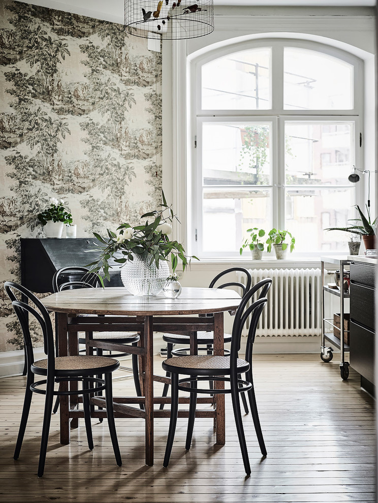 Inspiration for a mid-sized scandinavian kitchen/dining combo in Gothenburg with grey walls, light hardwood floors and no fireplace.