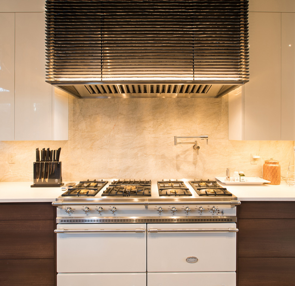 Idée de décoration pour une grande cuisine ouverte blanche et bois minimaliste en L avec un placard à porte plane, des portes de placard blanches, un plan de travail en quartz, une crédence jaune, une crédence en dalle de pierre, un électroménager blanc, un sol en ardoise, îlot, un sol orange, un plan de travail blanc, un plafond en bois et un évier encastré.