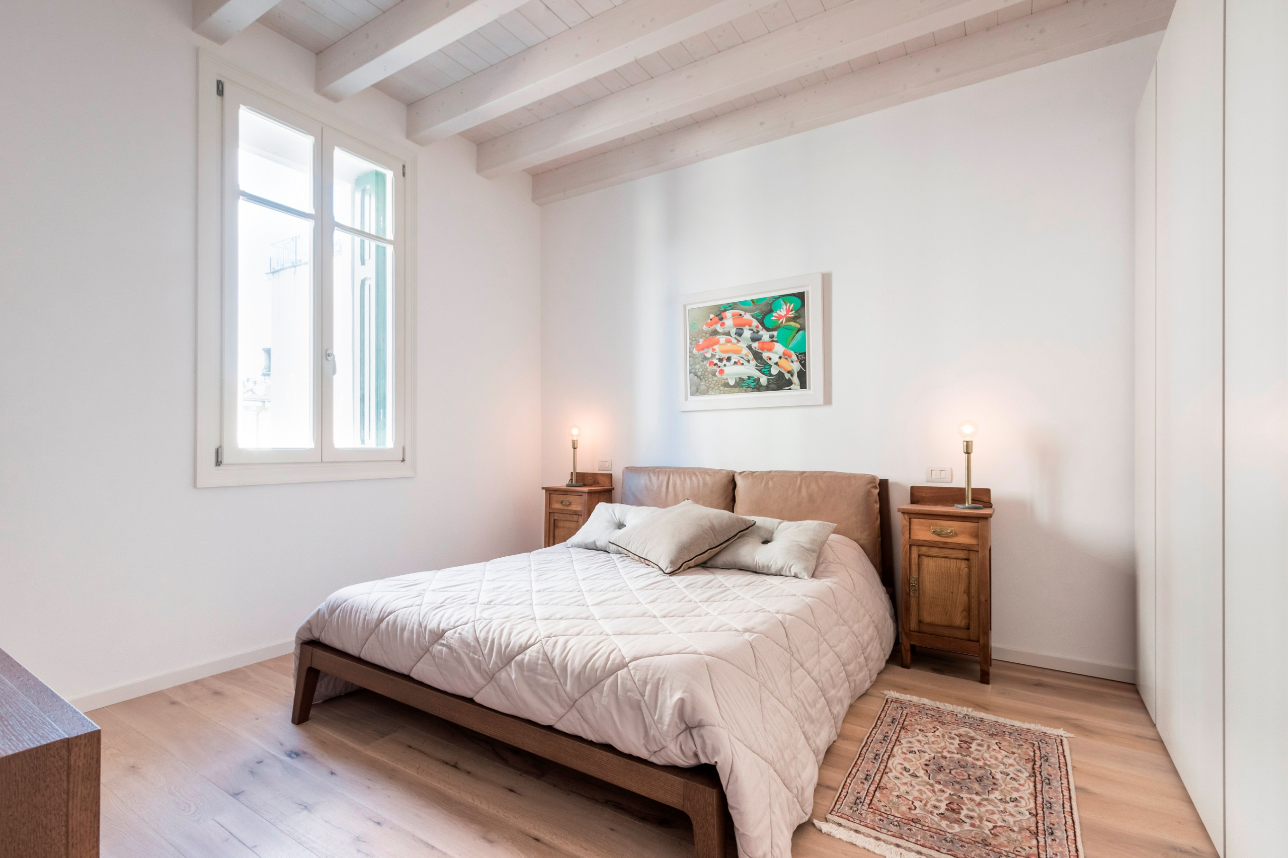 Camera da letto moderna con abbinamento di mobili antichi e moderni - Foto,  Idee, Arredamento - Ottobre 2023 | Houzz IT